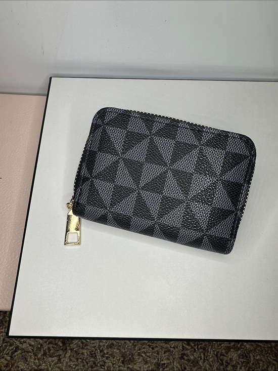 Accessories - Compact Black Geometric Zip Wallet